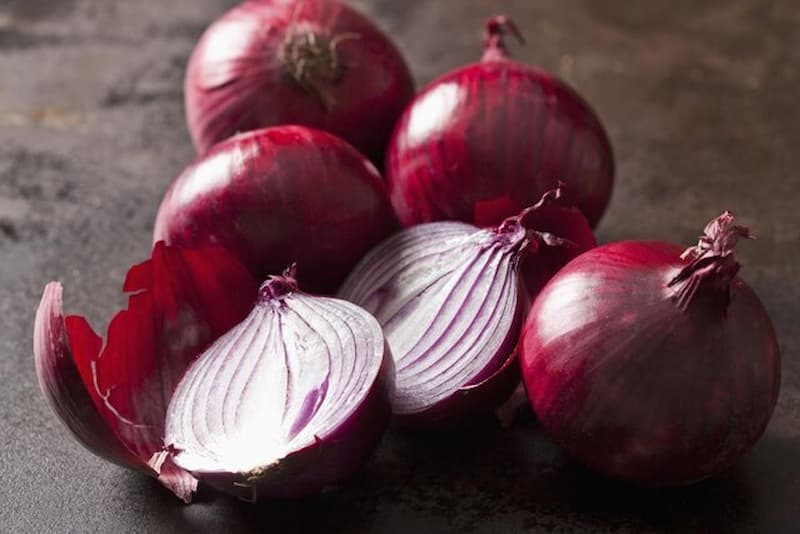 تصویر 1 از پیاز قرمز شیرین با طعم قوی و تند برای آشپزی خاص
